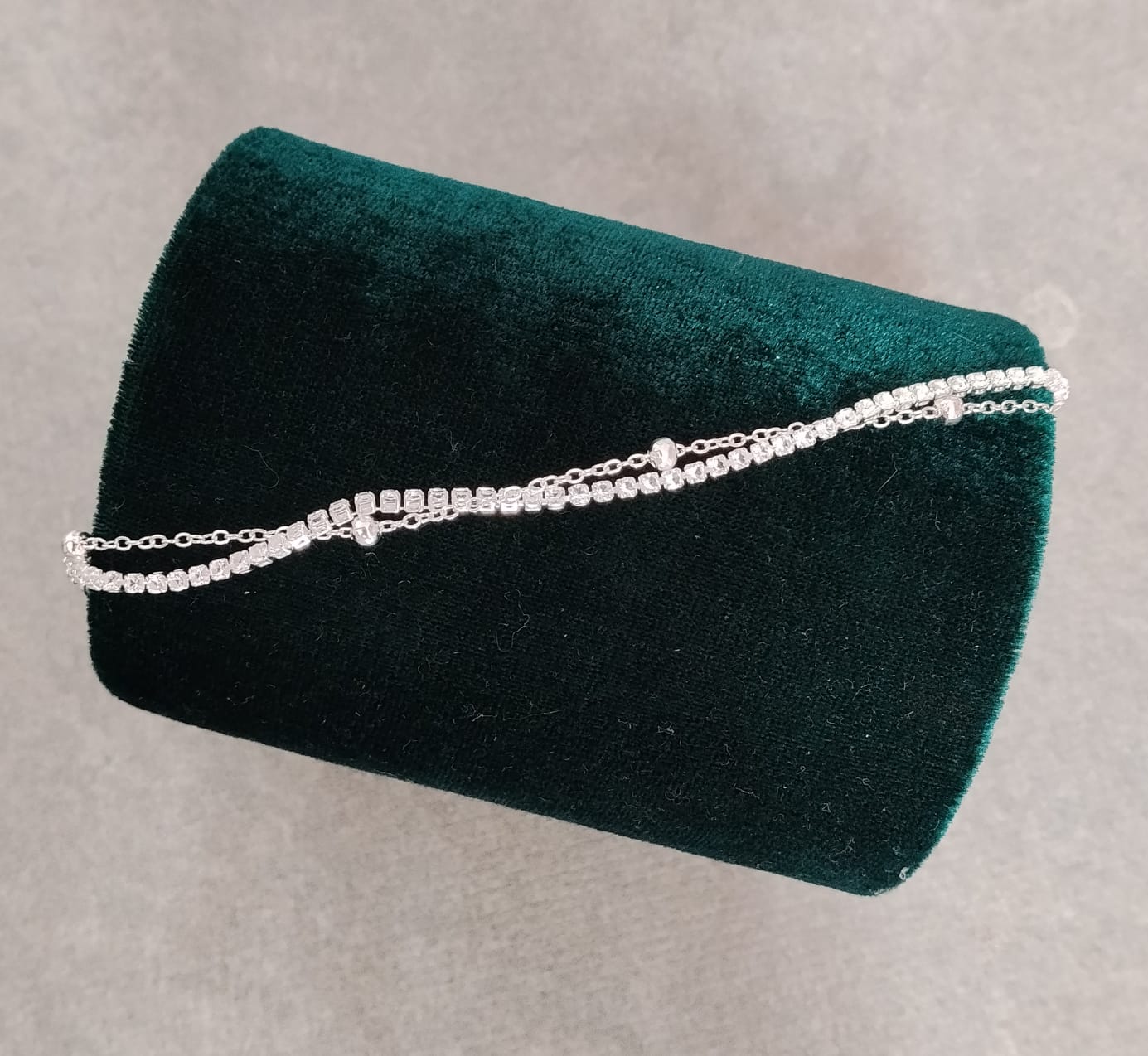 Foto de Pulseira prateada de strass