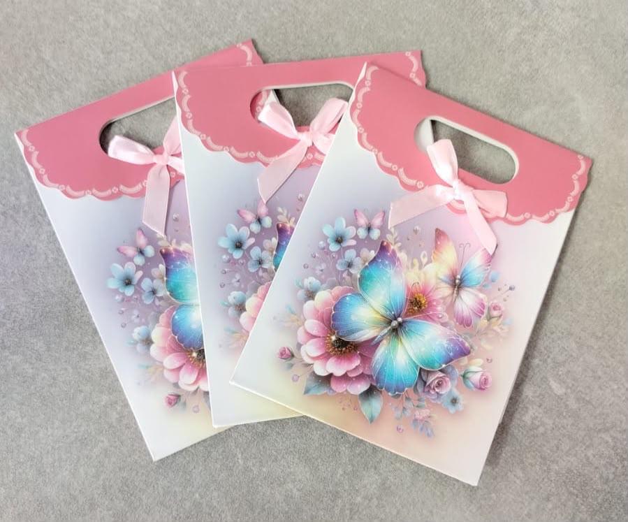 Foto de Sacolinha de presente feminino Borboleta aberta rosinha claro (papel com laço)