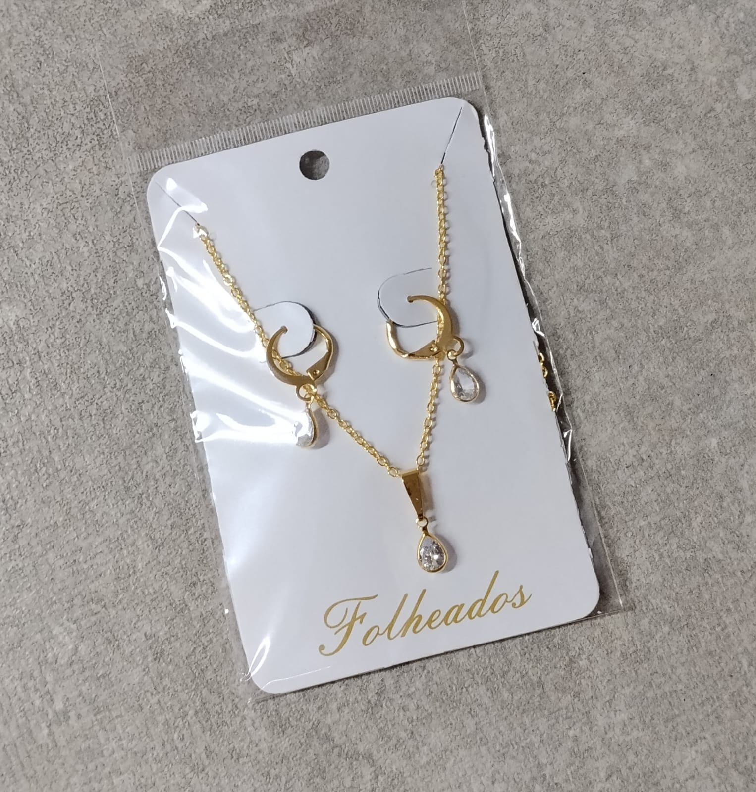 Foto de Conjunto de colar e brinco dourado (gotinha)