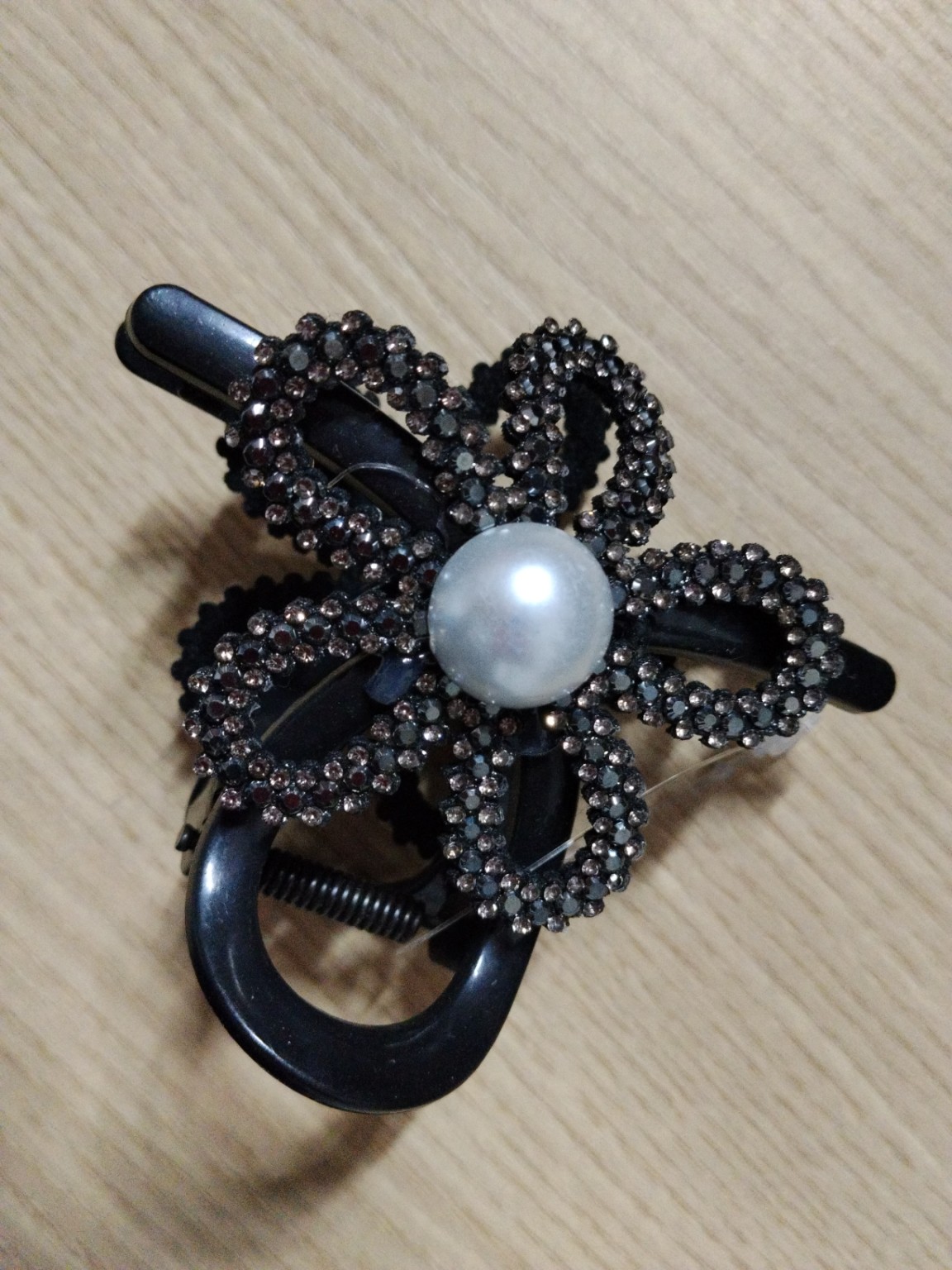 Foto de Presilha preta com flor de strass e pérola - aberta