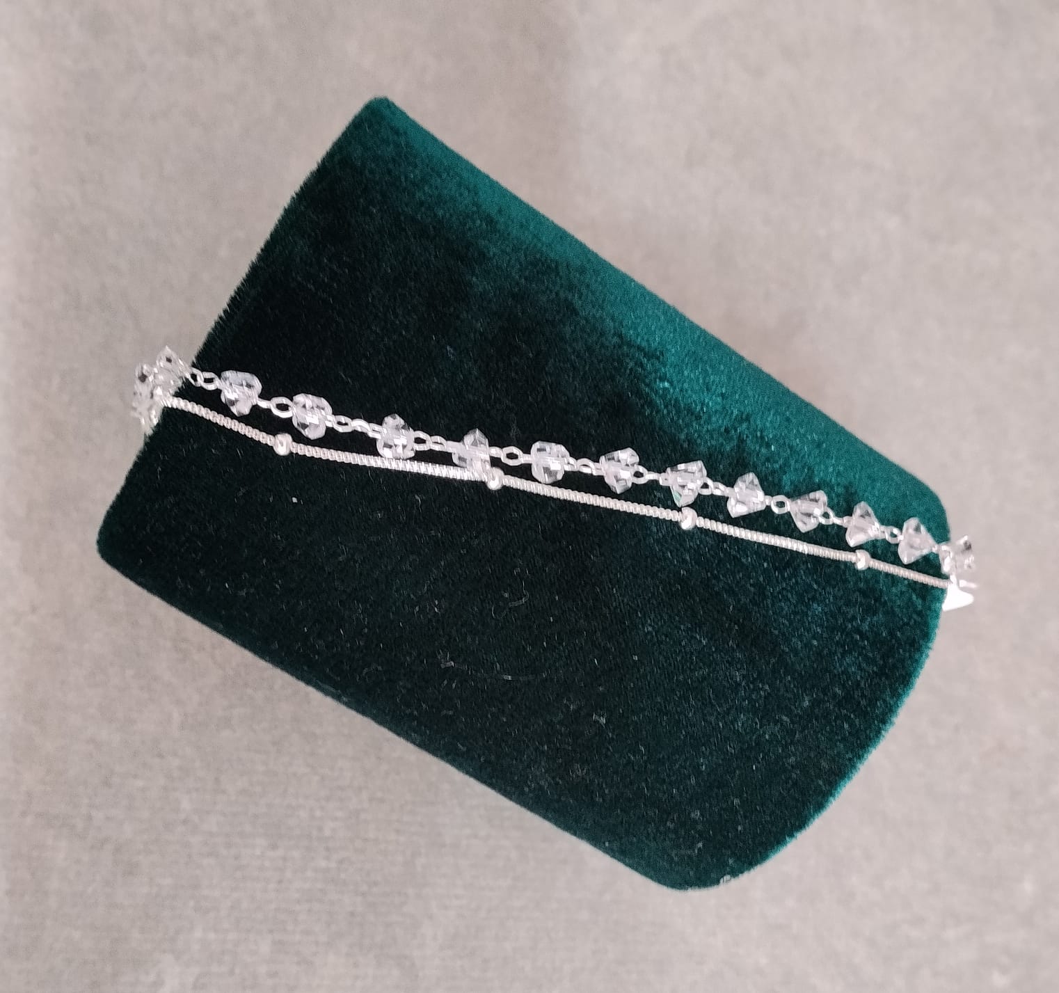 Foto de Pulseira prateada com criistais transparente e bolinha