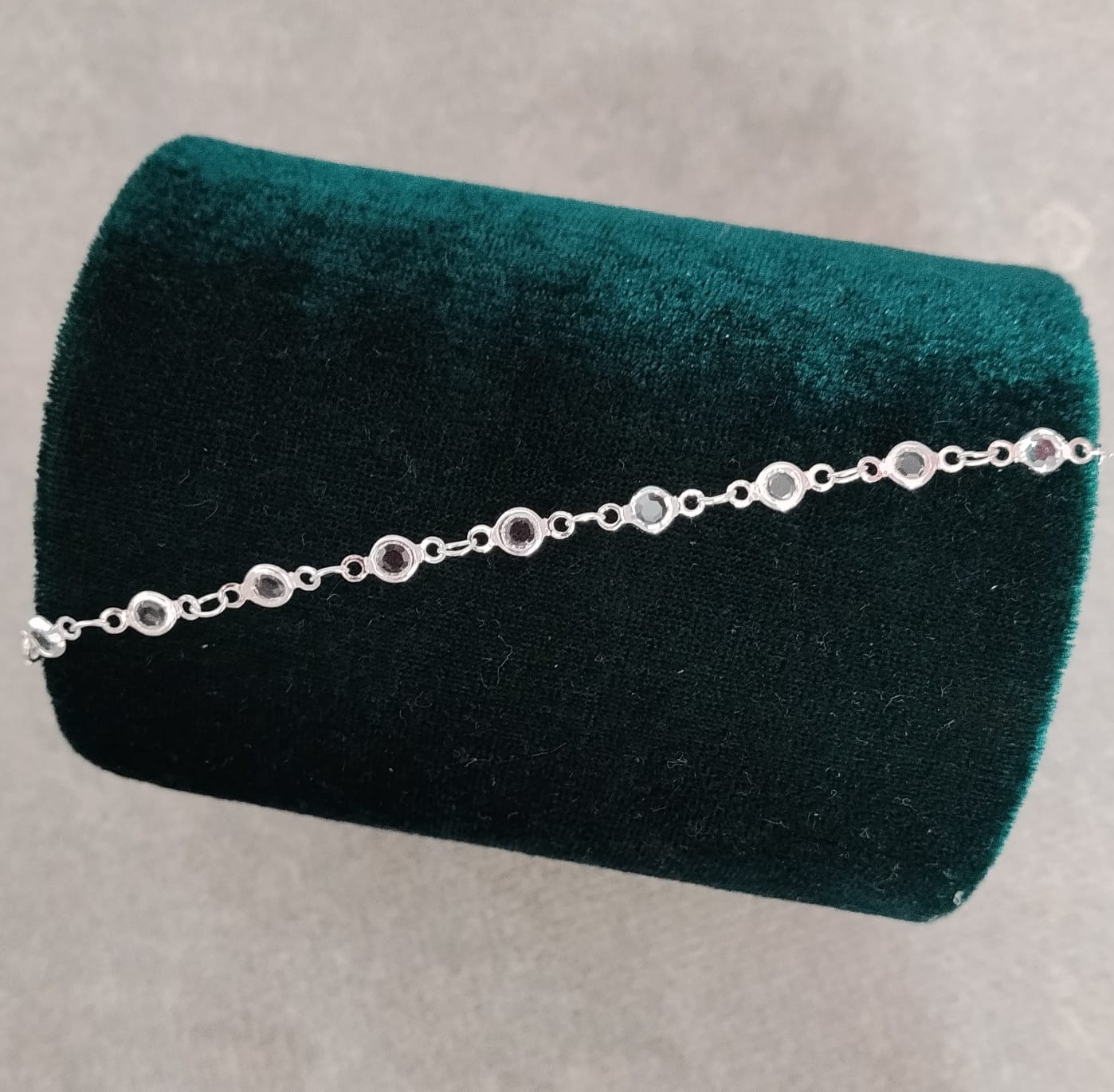 Foto de Pulseira prateada de bolinha transparente