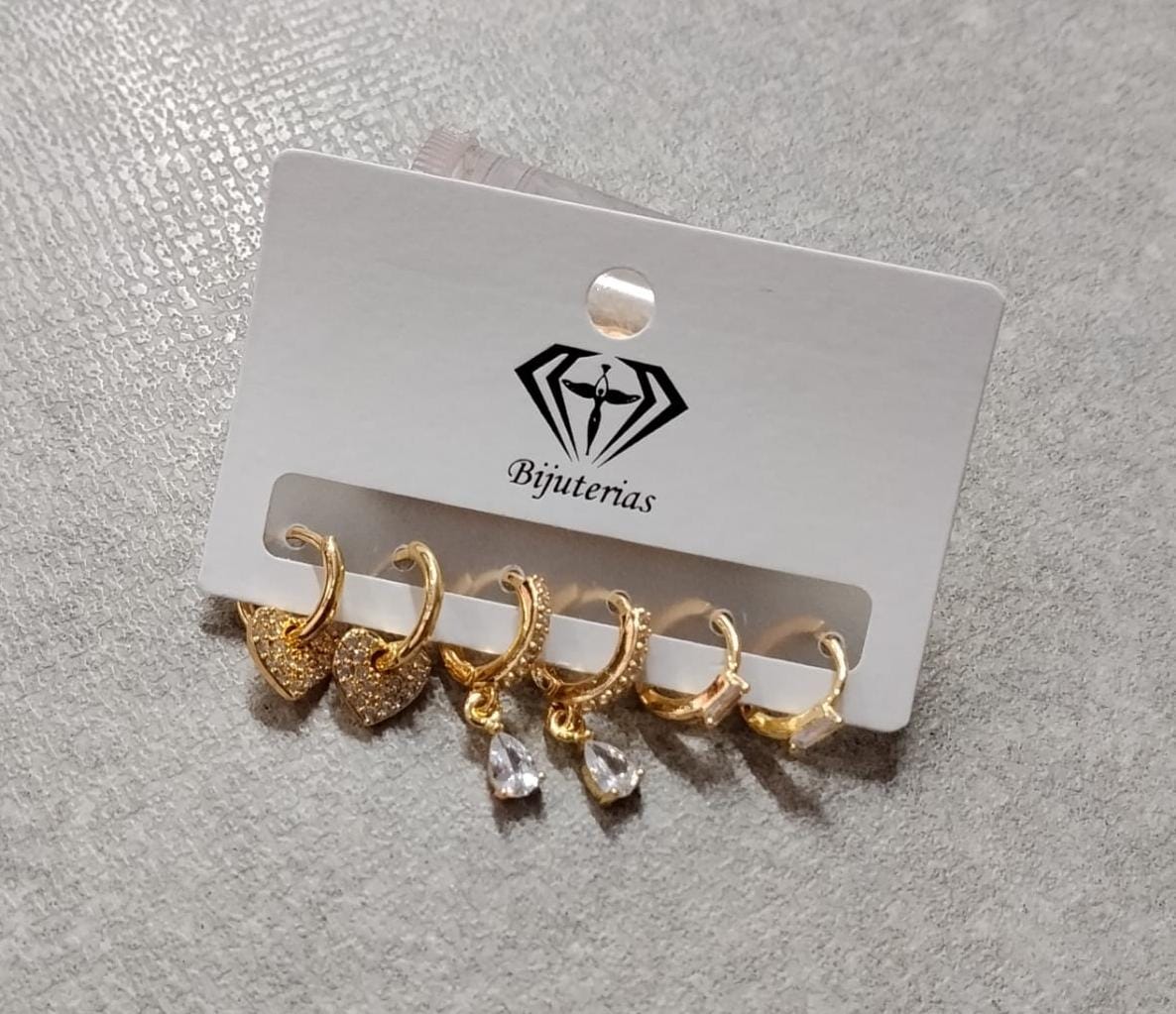 Foto de Brinco trio dourado (argola, ponto de luz e coração cravejado)