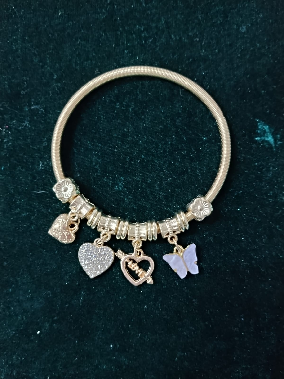 Foto de Pulseira dourada com berloque