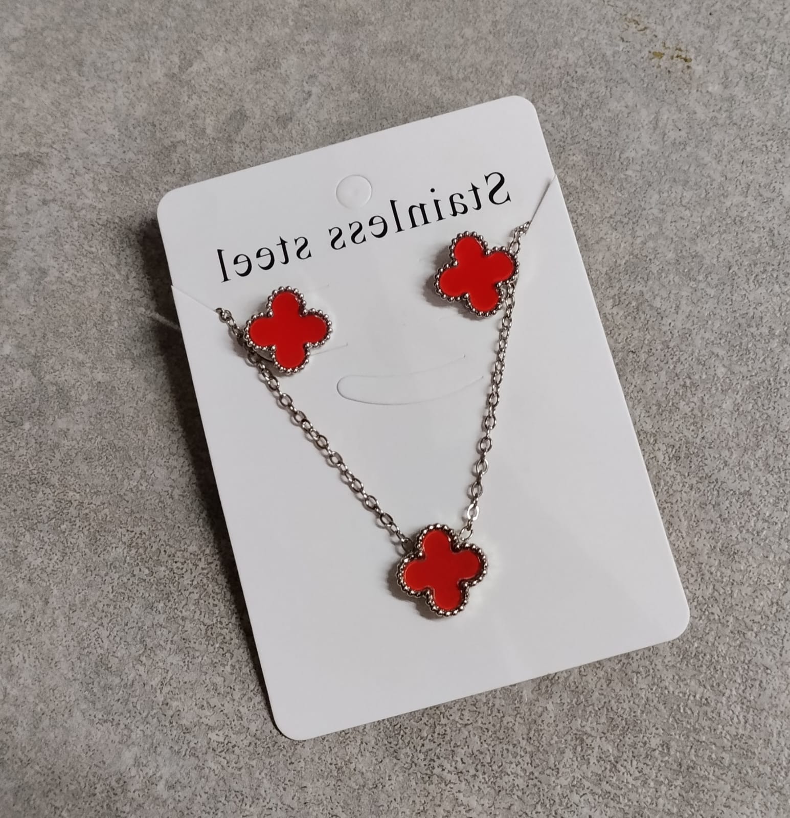 Foto de Conjunto de colar e brinco prateado virginia vermelho