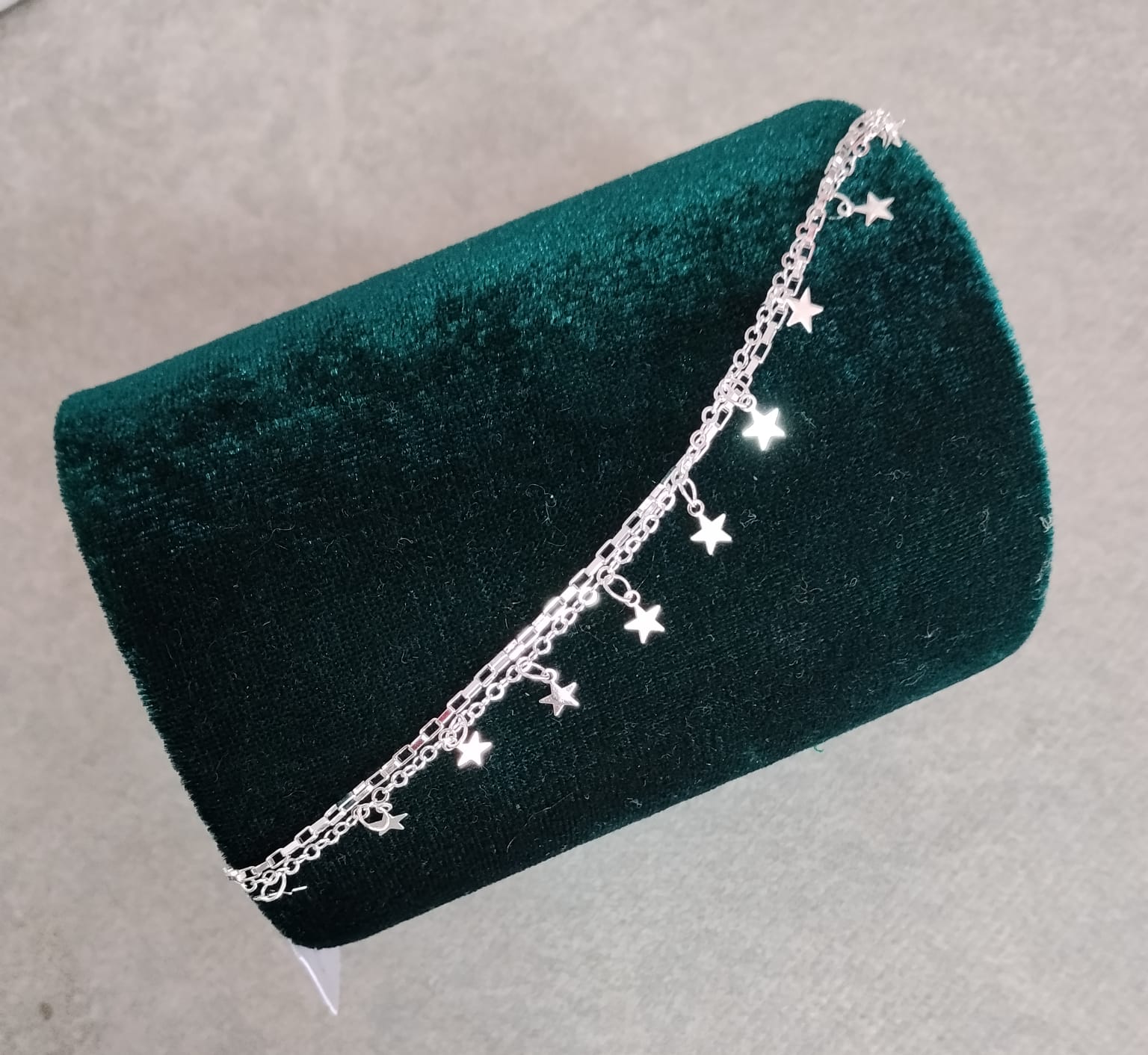 Foto de Pulseira prateada com estrelinhas