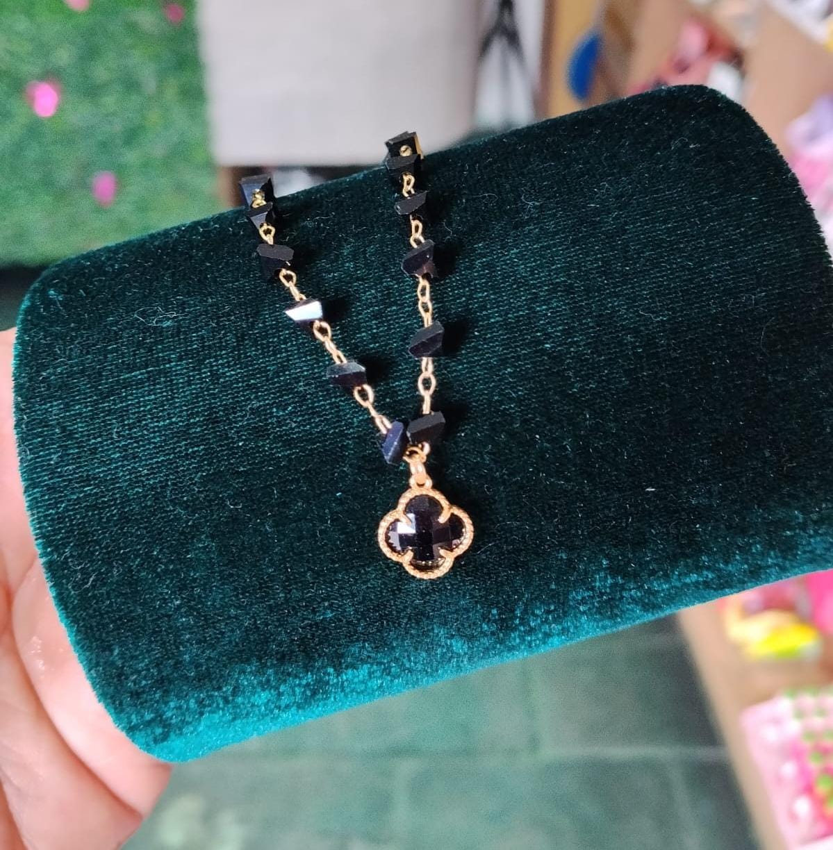 Foto de Pulseira dourado com cristais pretos e trevo preto