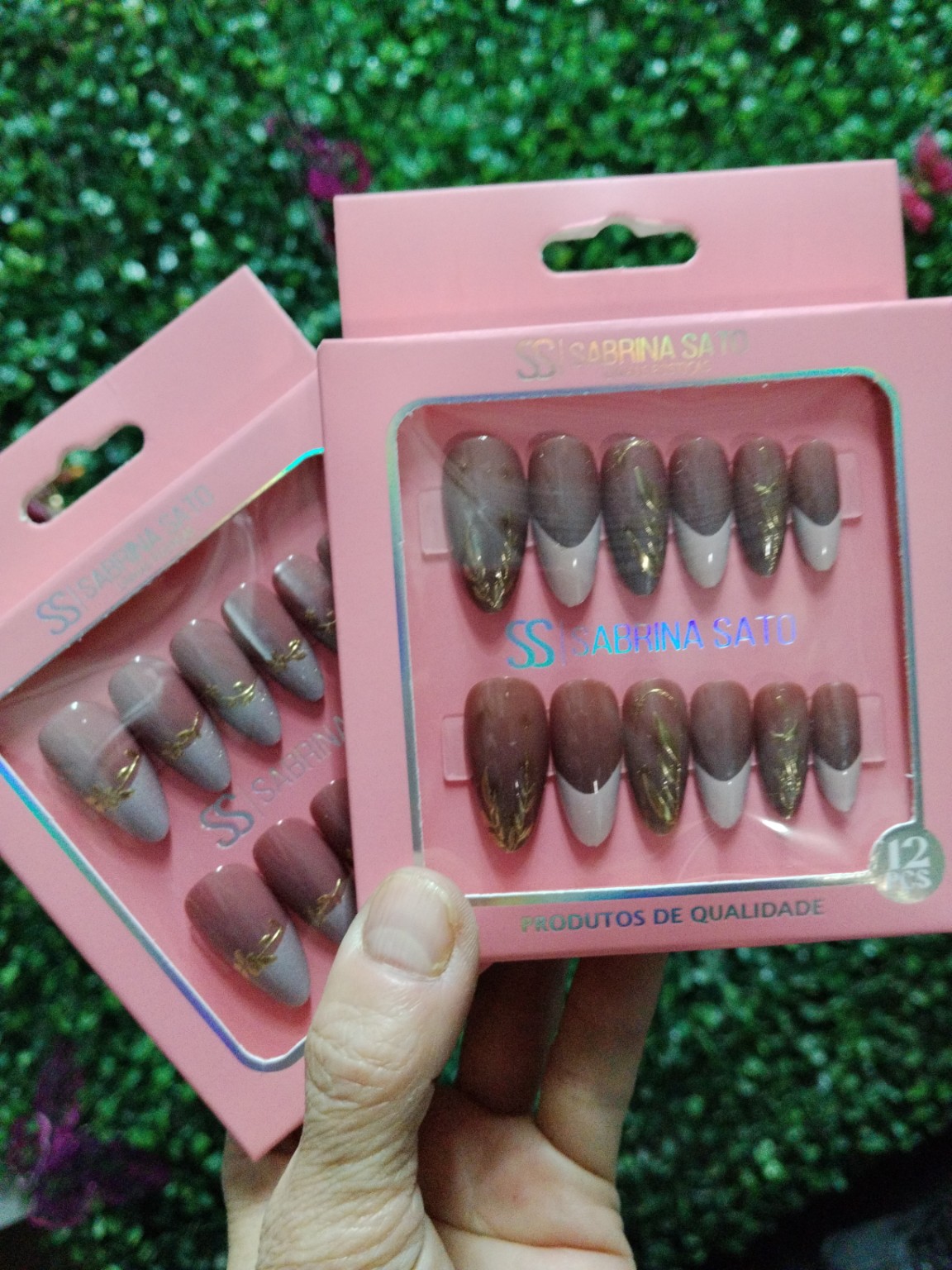 Foto de Unhas postiças decoradas nude, branco e dourado - 12 peças