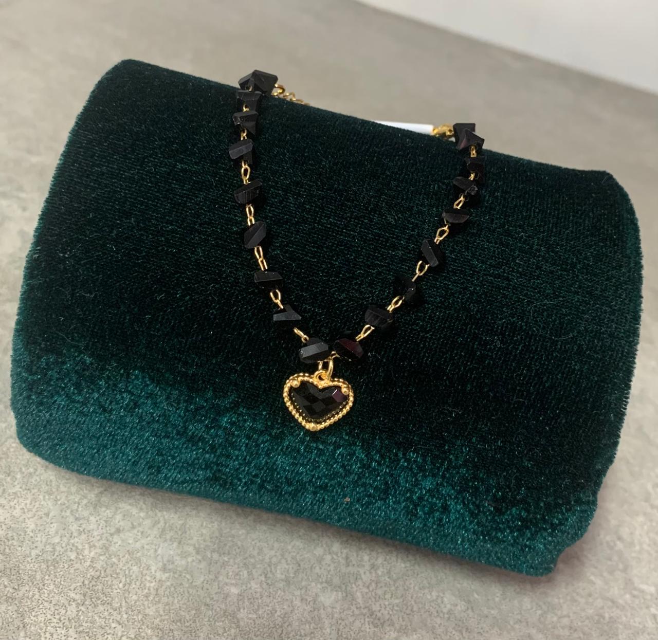 Foto de Pulseira dourado com cristais pretos e coração preto
