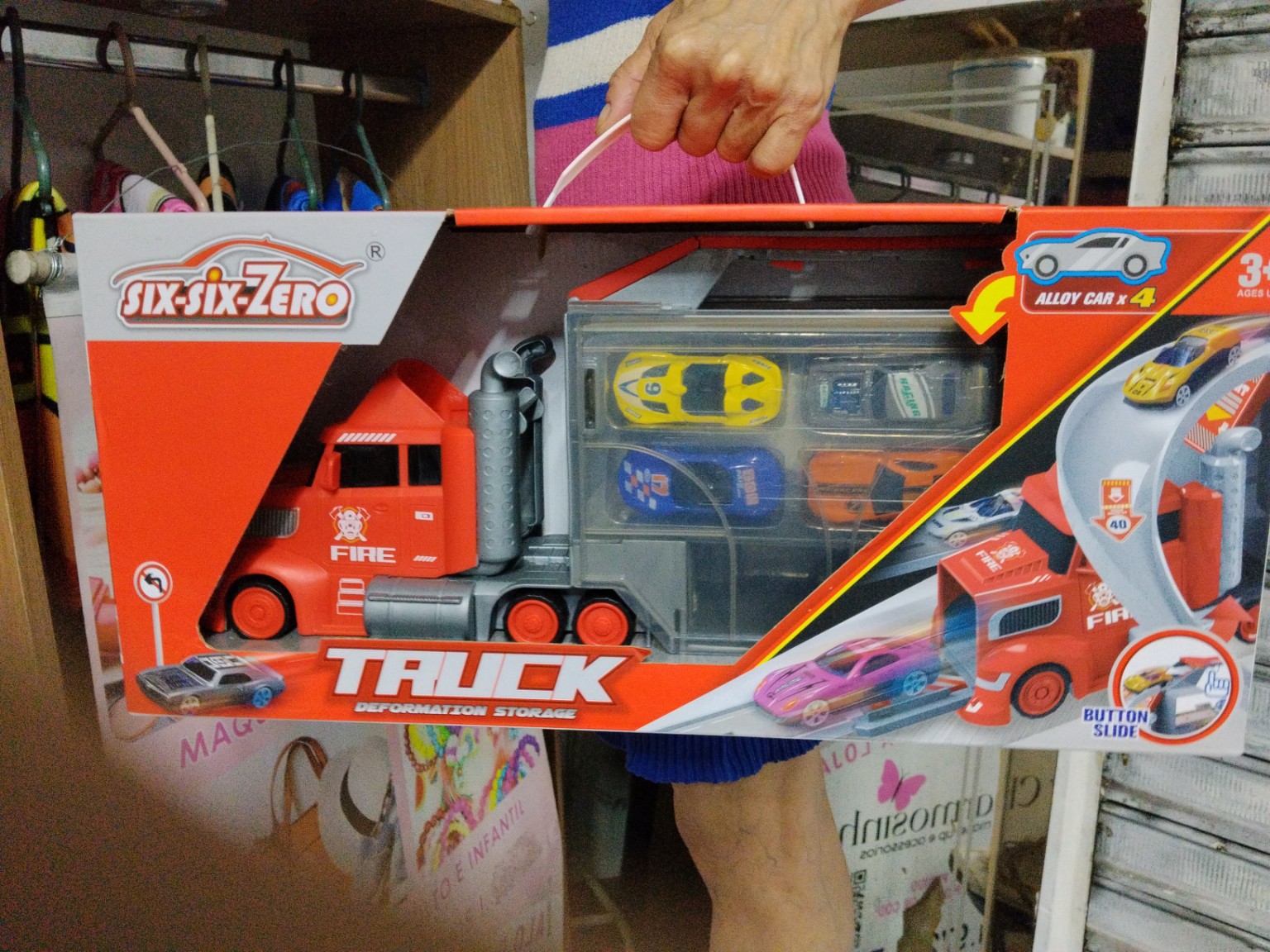 Foto de Caminhão transportador truck com 4 carrinhos
