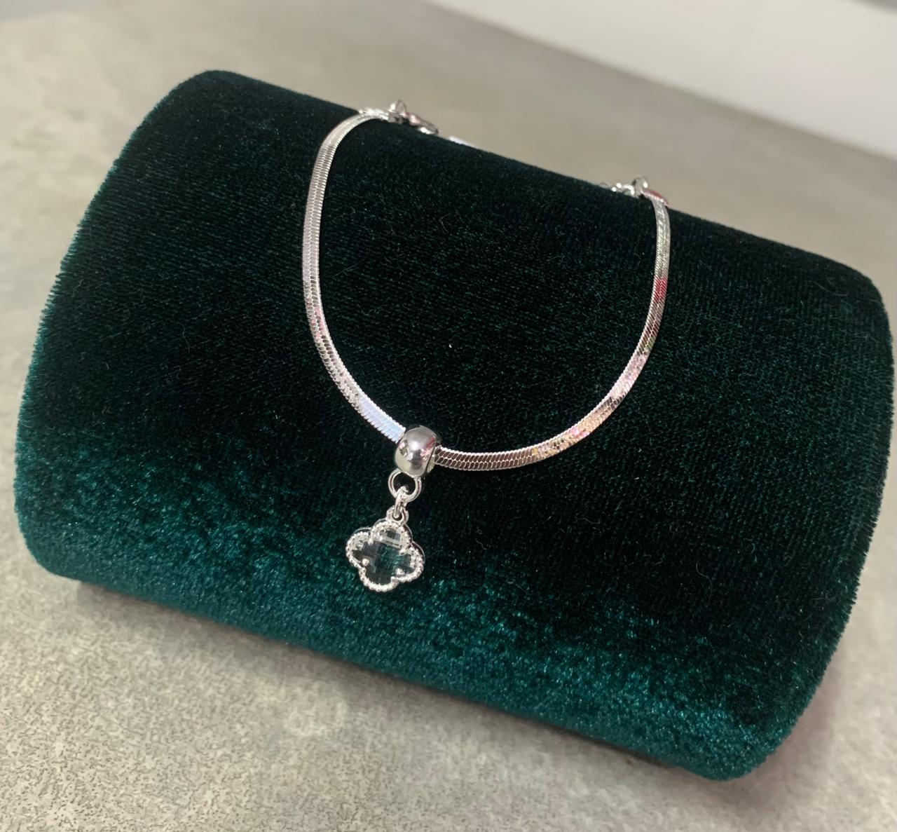 Foto de Pulseira prateada virginia trevo transparente