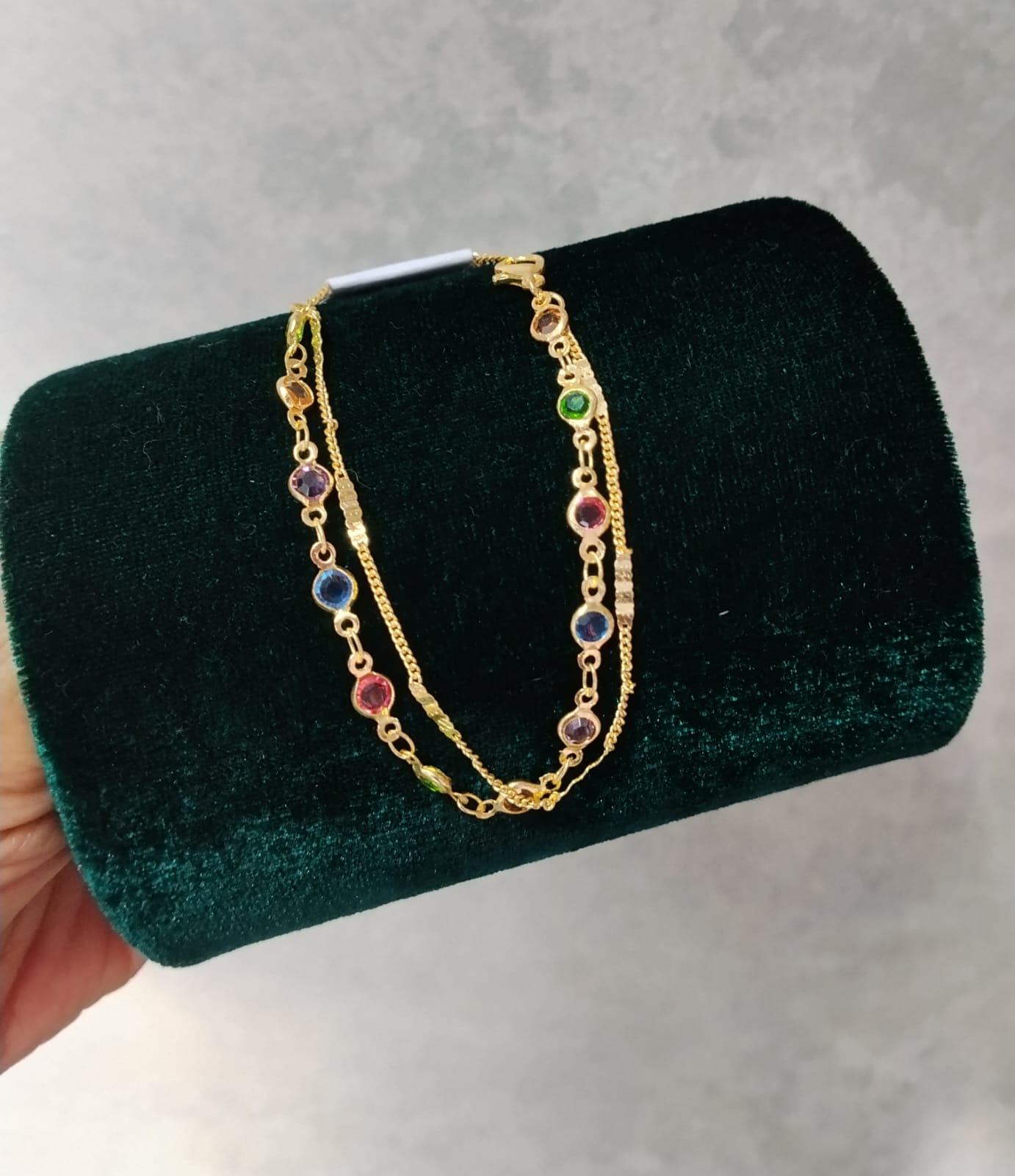 Foto de Pulseira dourada de pedrinhas redondas coloridas