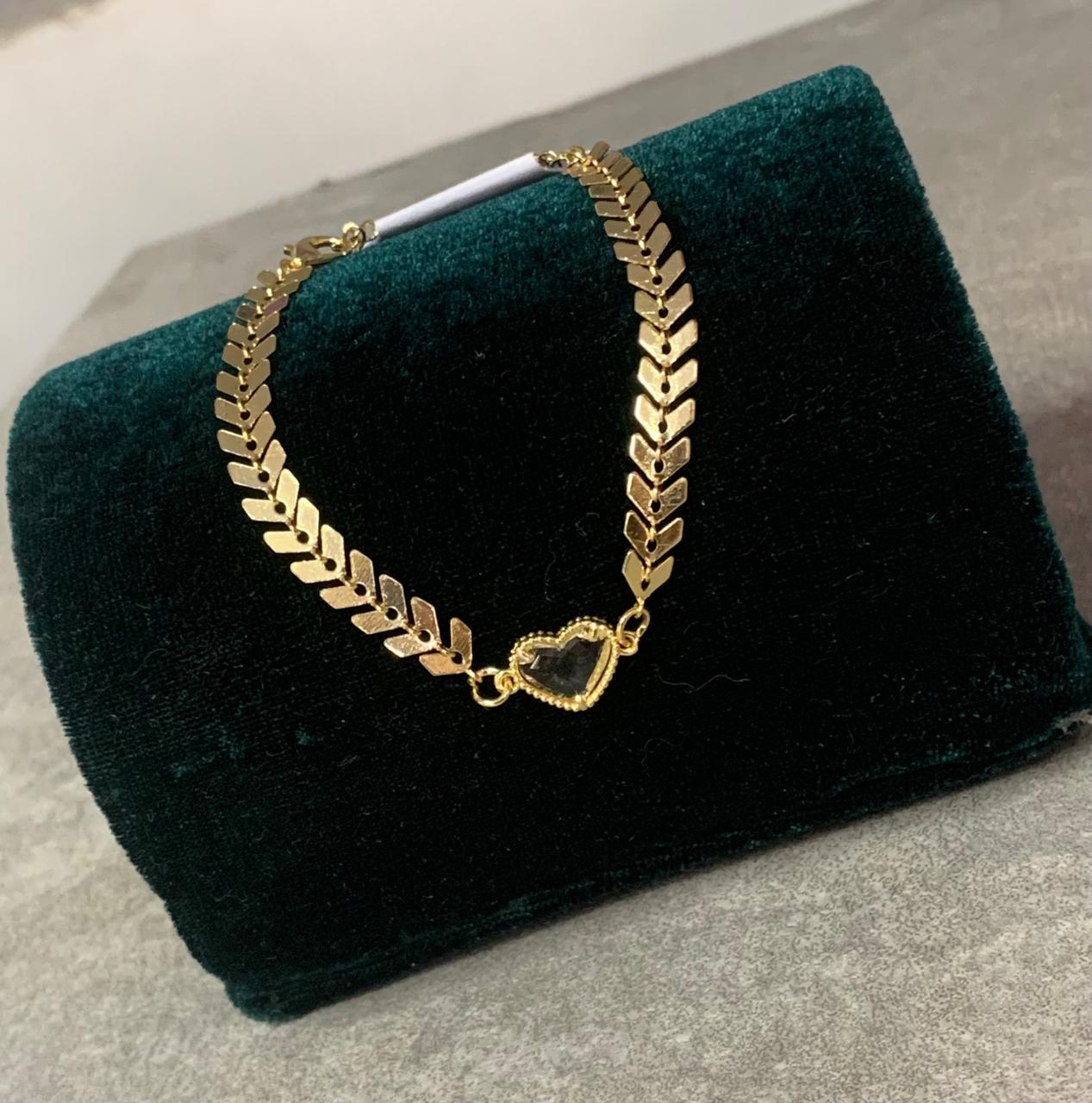 Foto de Pulseira dourada escamas com coração transparente