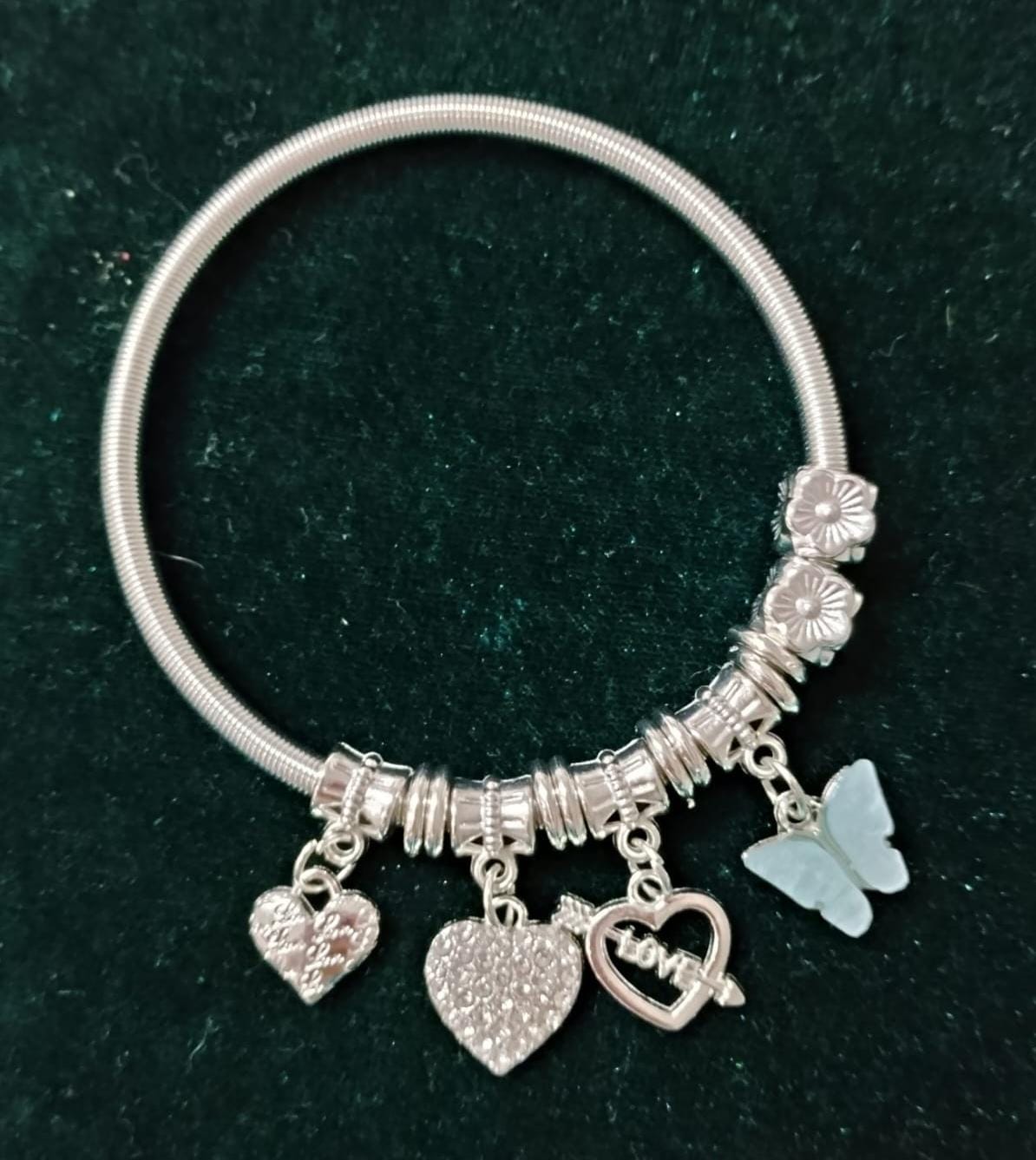 Foto de Pulseira prateada com berloque