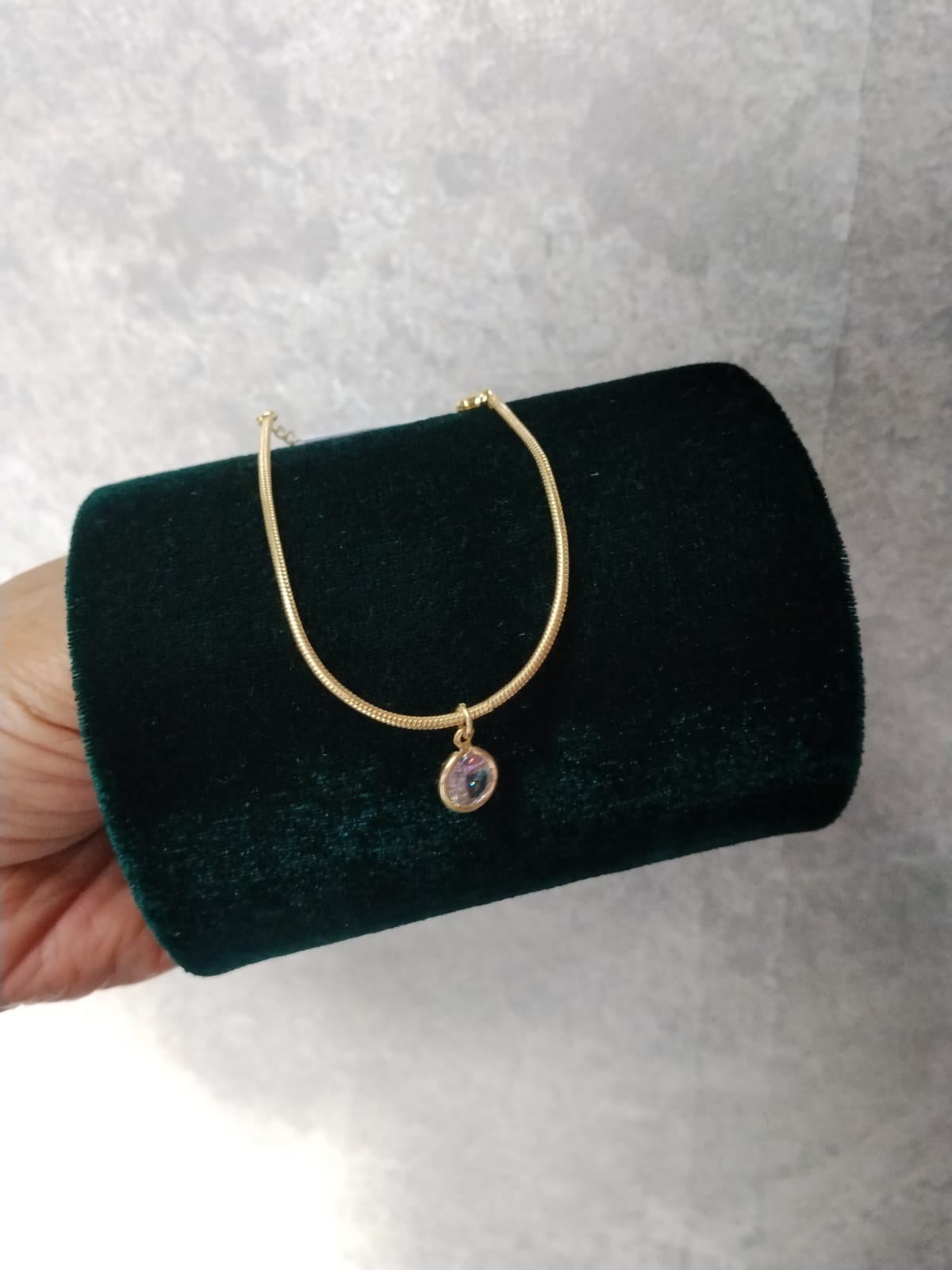 Foto de Pulseiras dourada com pingente de pedra redonda