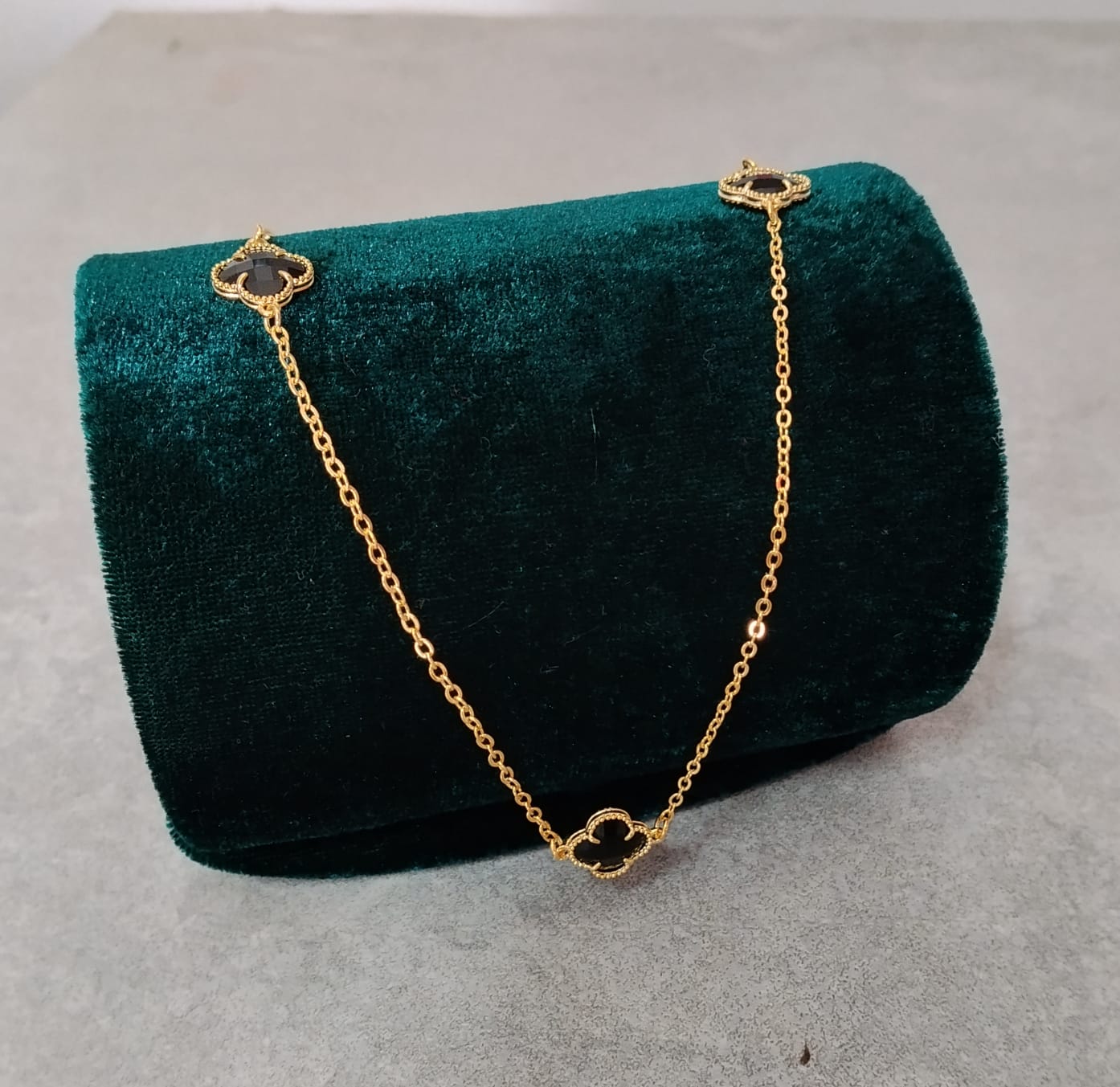 Foto de Colar Virginia simples dourado com 3 pedras pretas em formato trevo