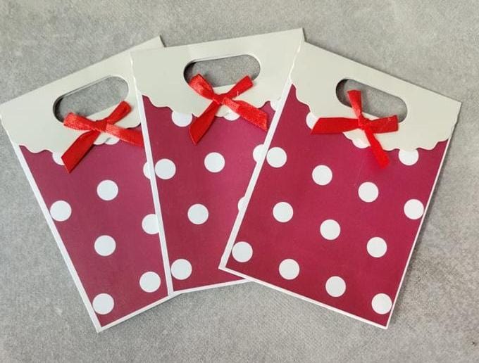 Foto de Sacolinha de presente feminino (papel com laço- vemelha/bolinha branca)