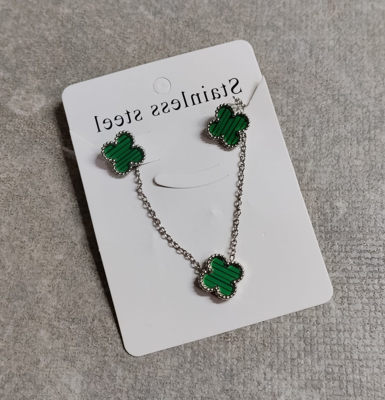 Foto de Conjunto de colar e brinco prateado virginia verde
