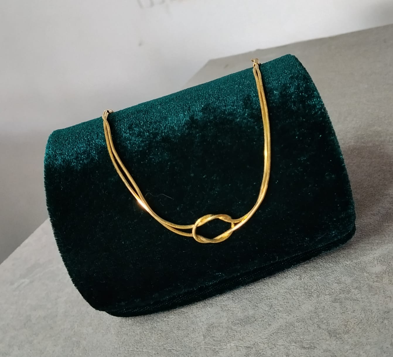 Foto de Colar dourado simples elos traspassado