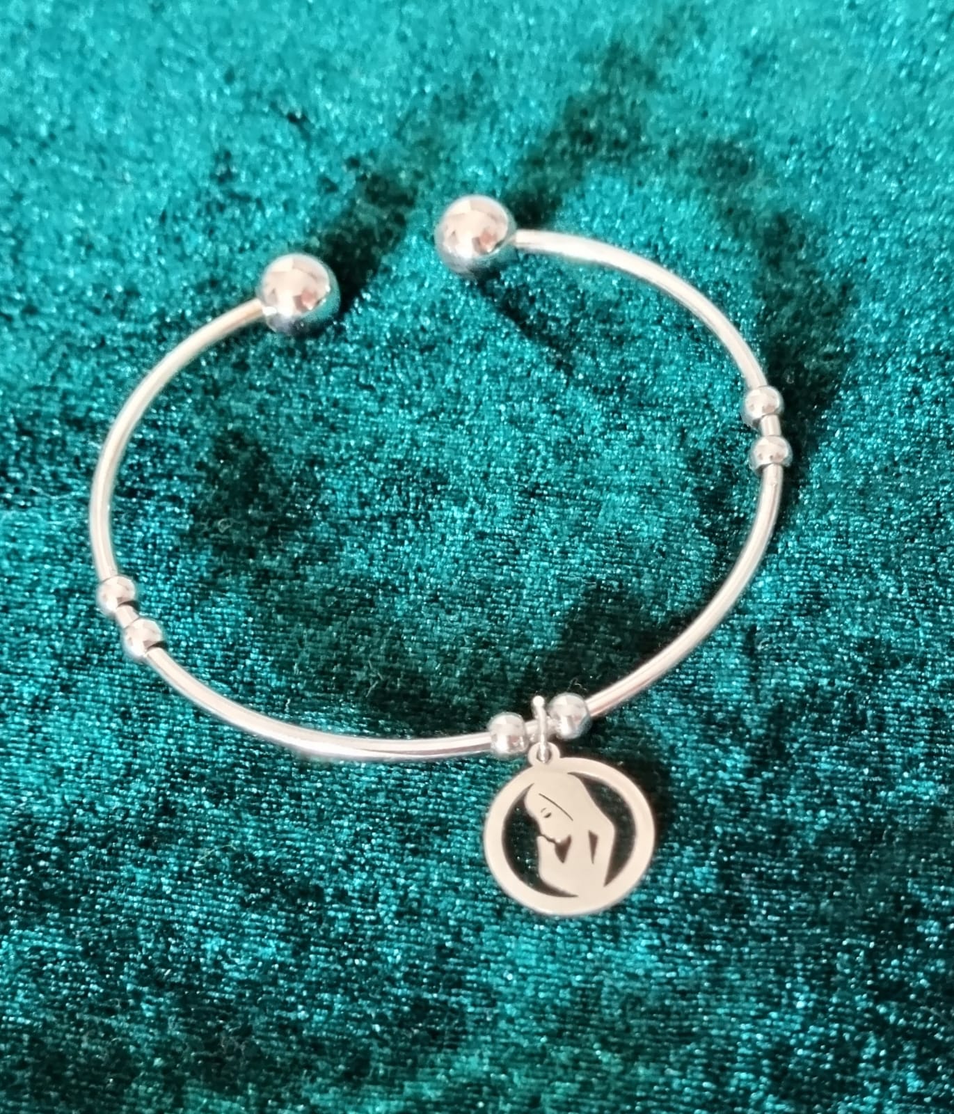Foto de Pulseira prateada em aço inoxidável com nossa senhora