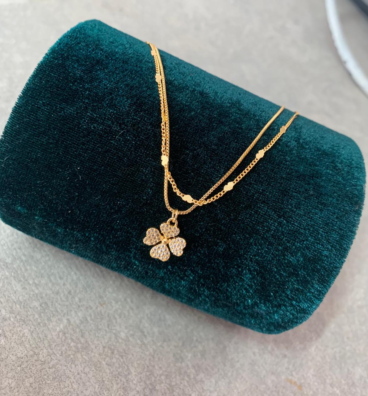 Foto de Colar dourado duplo com trevo 4 folhas strass