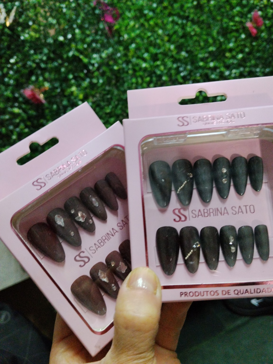 Foto de Unhas postiças decoradas em tons escuros -12 peças (pedras autorelevo)