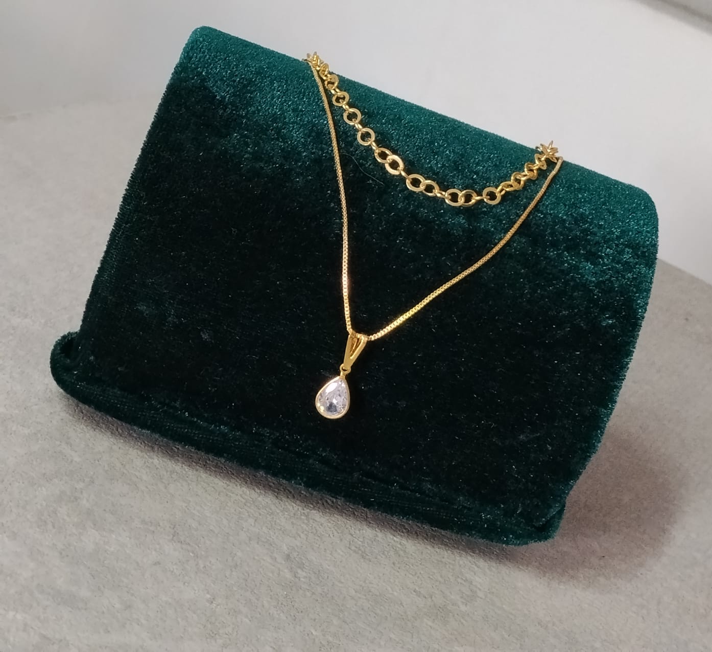 Foto de Colar dourado duplo de gota transparente