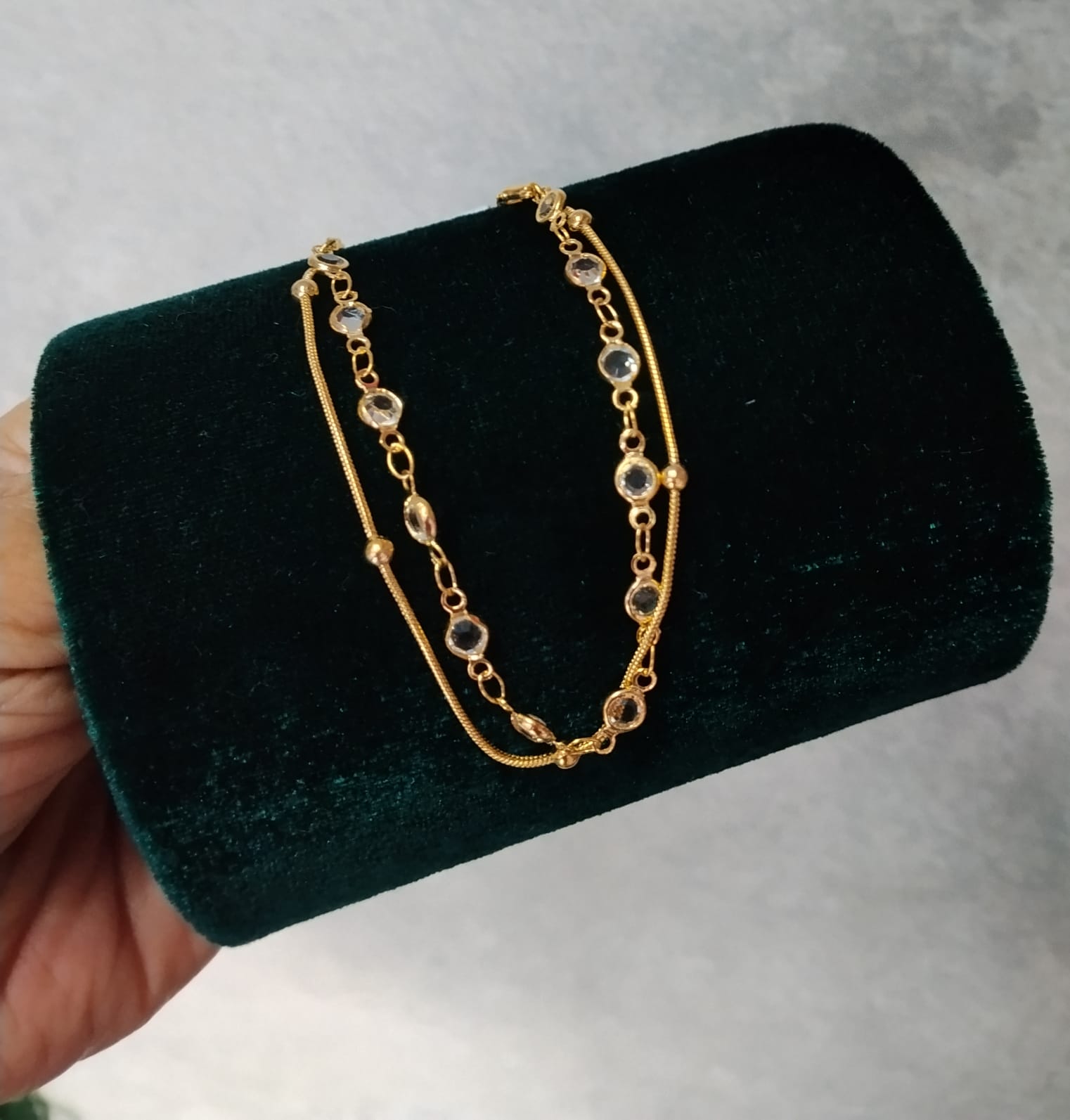Foto de Pulseira dourada de bolinha transparente