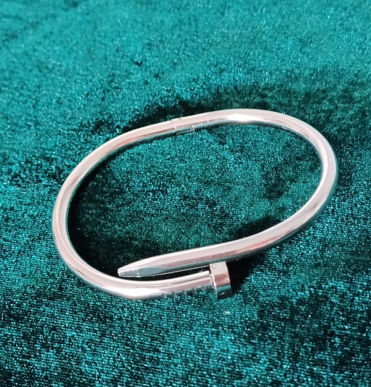 Foto de Pulseira prateada prego em aço inoxidável