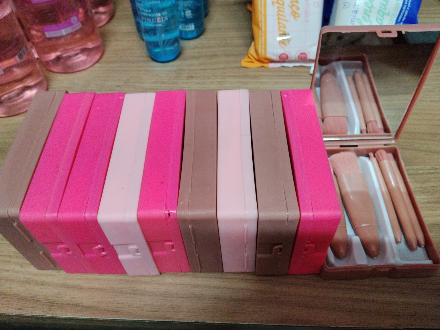 Foto de Kit de 5 pincéis para maquiagem com espelho e estojo