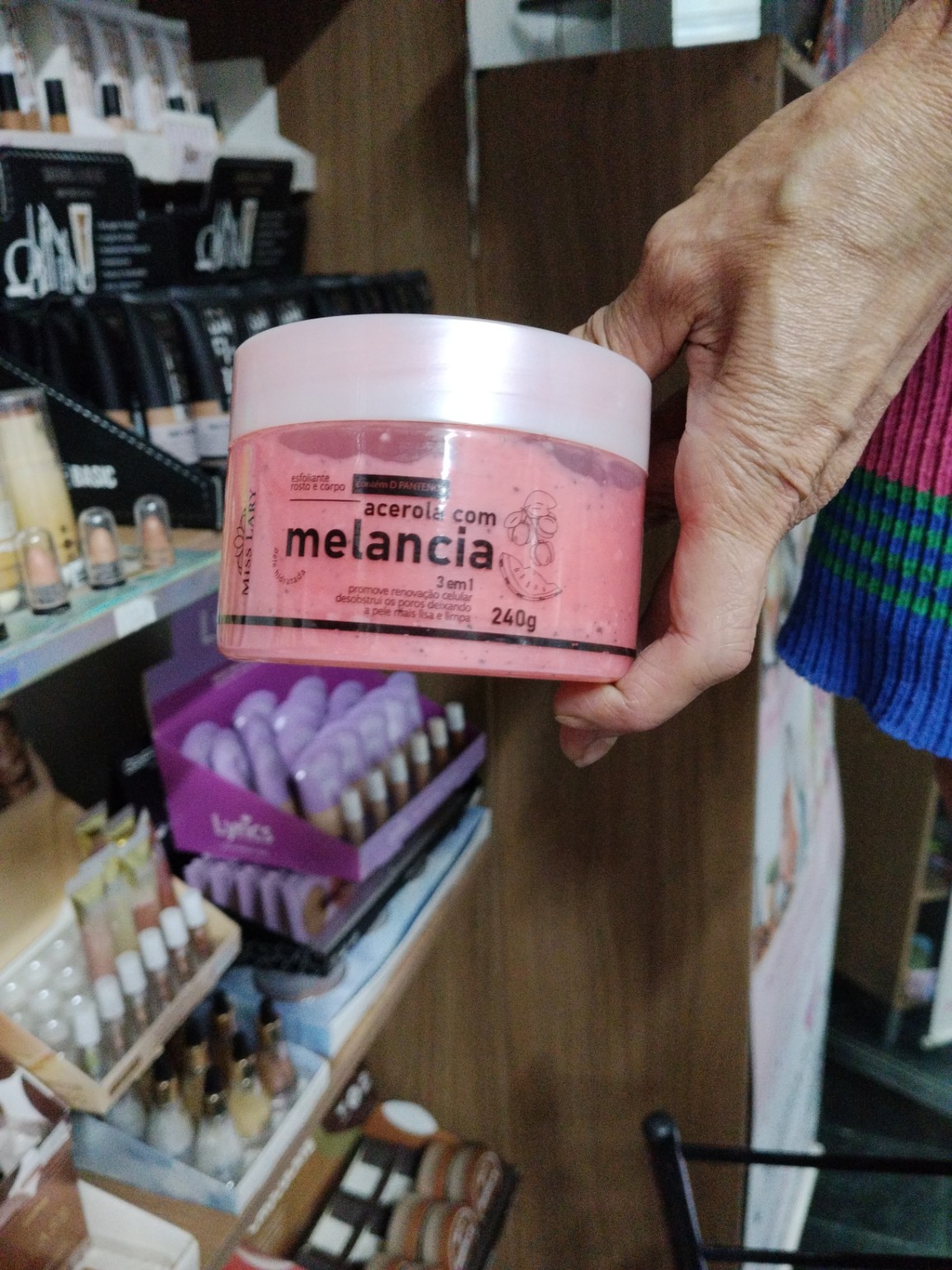 Foto de Esfoliante facial e corporal acerola com melancia 3 em 1 – 240 g