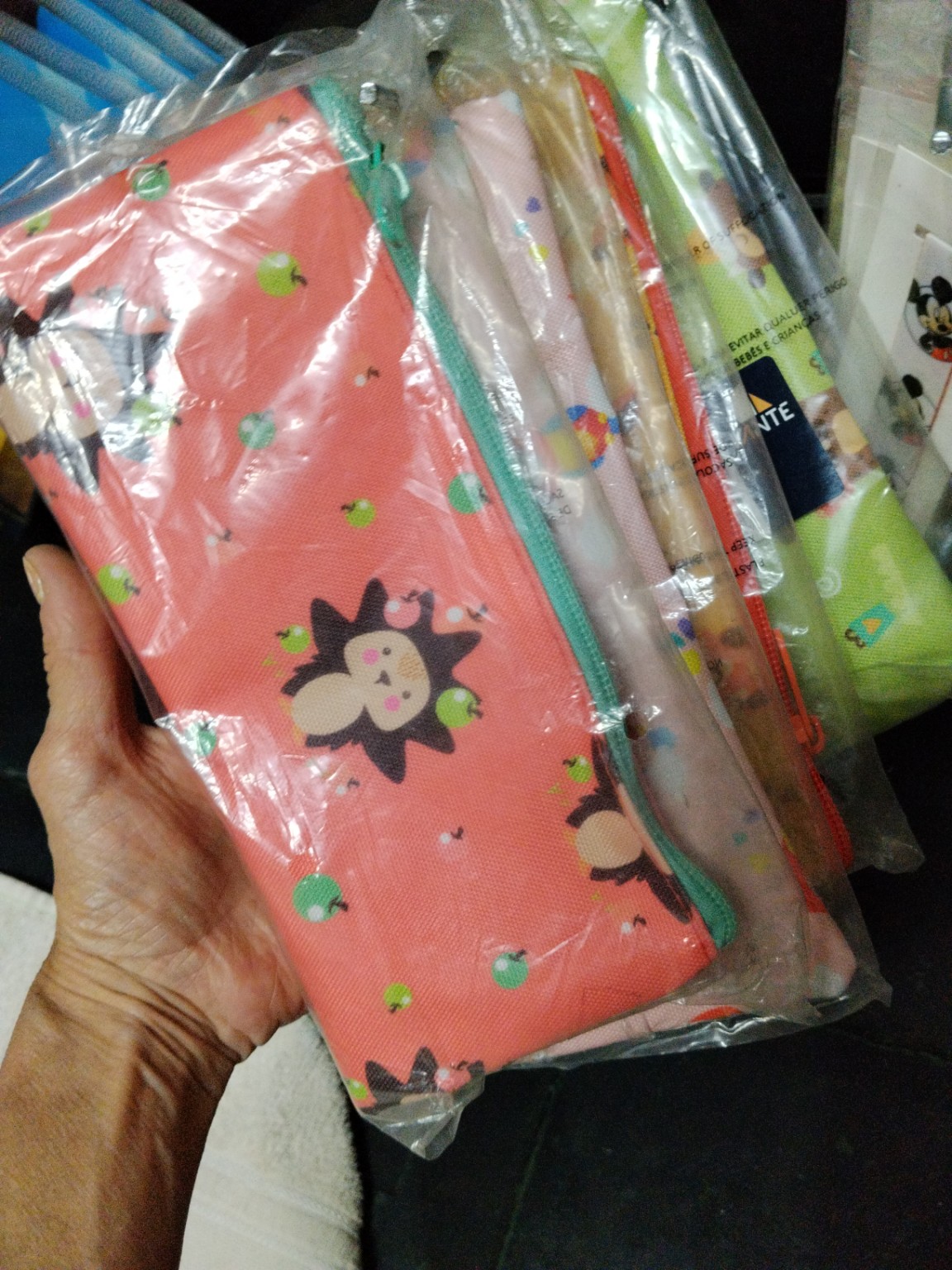 Foto de Estojo escolar infantil com zíper e estampas variadas