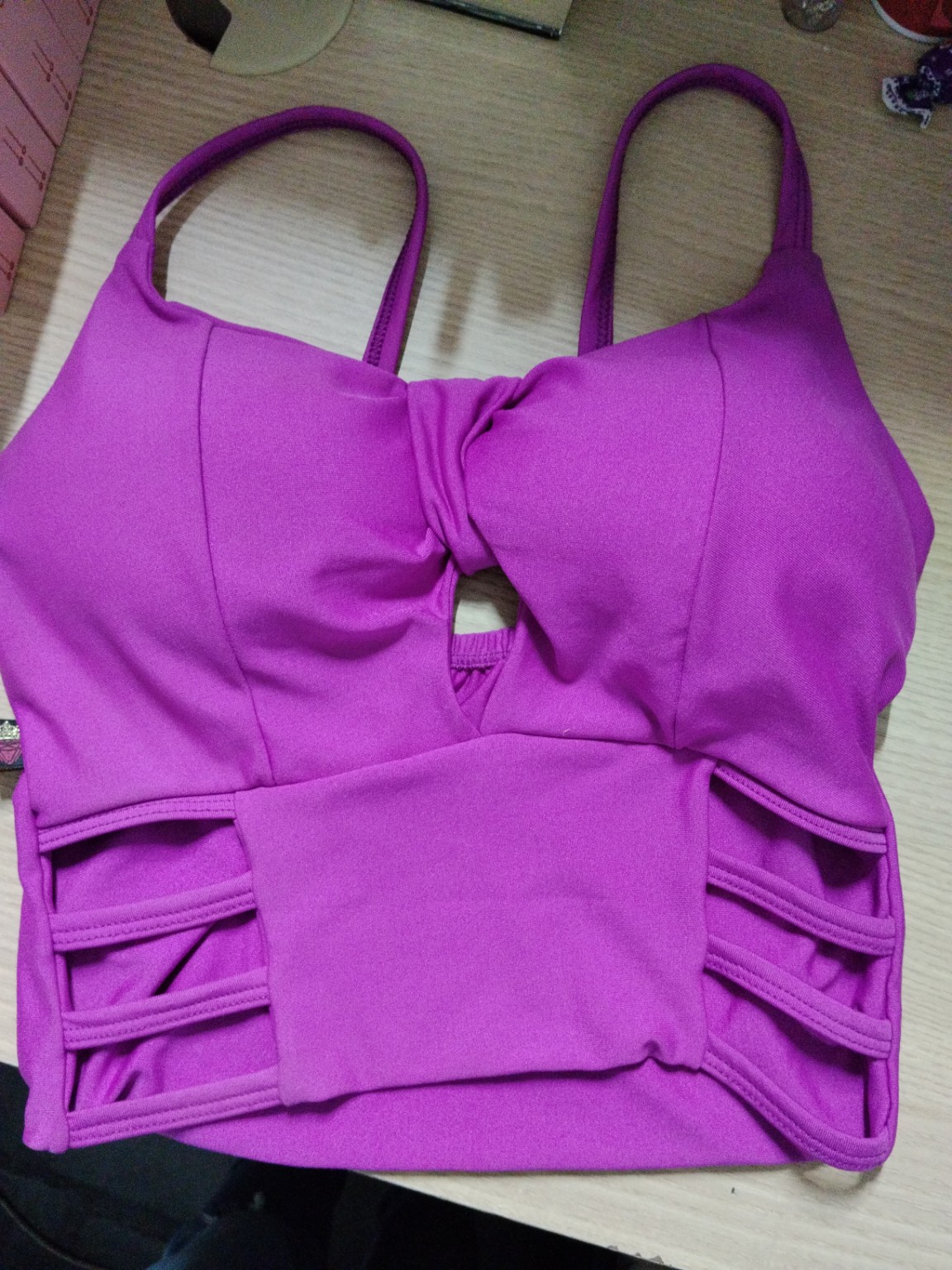 Foto de Top cropped feminino roxo com alças e detalhes laterais vazados
